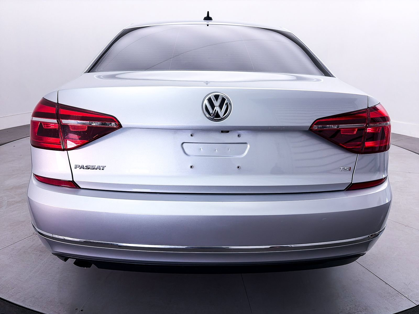 Used 2019 Volkswagen Passat 2.0T Wolfsburg FWD image 13