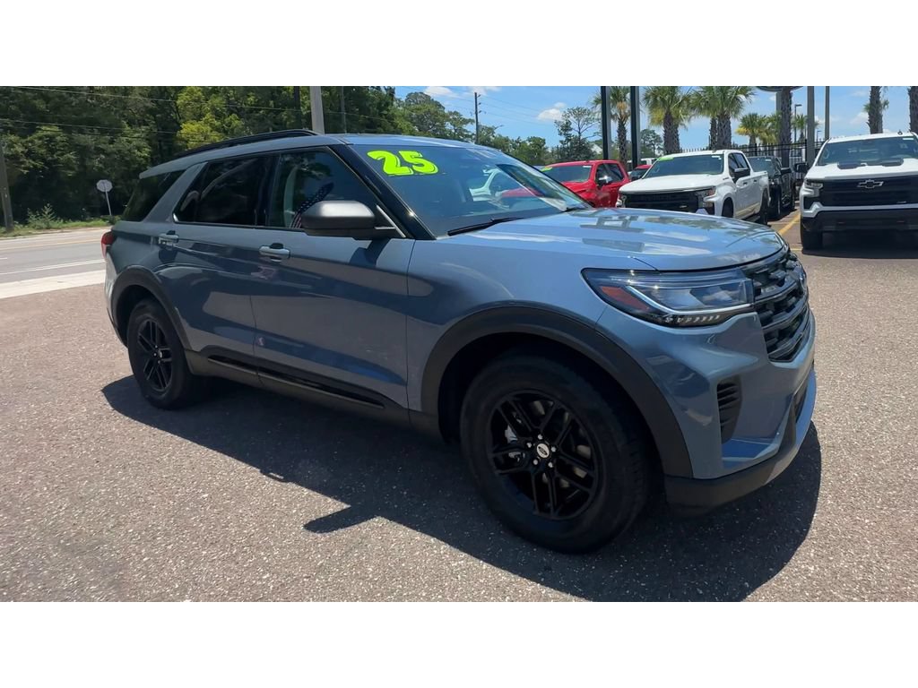 Used 2025 Ford Explorer Active RWD image 2