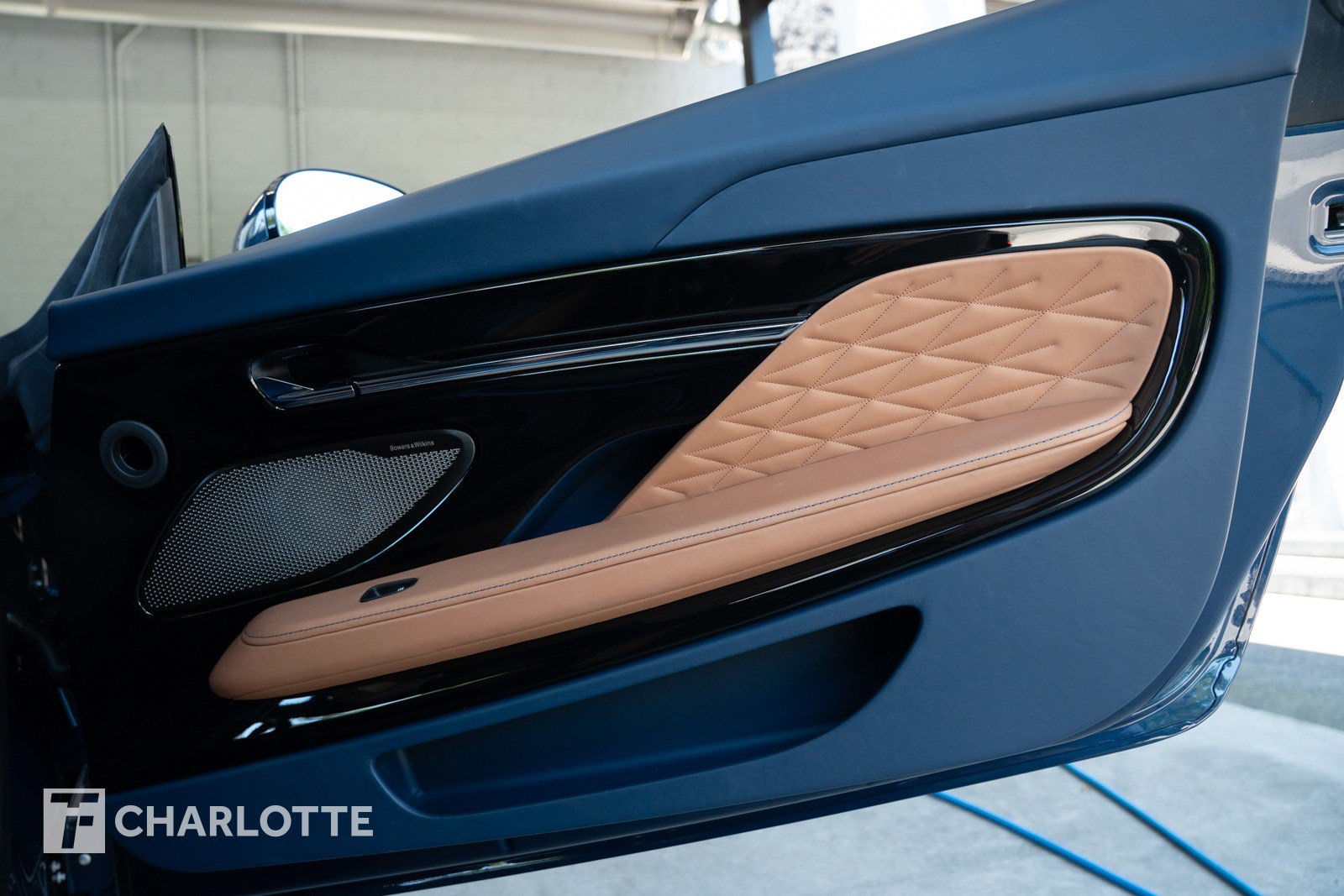 Used 2025 Aston Martin DB12 Coupe RWD image 32