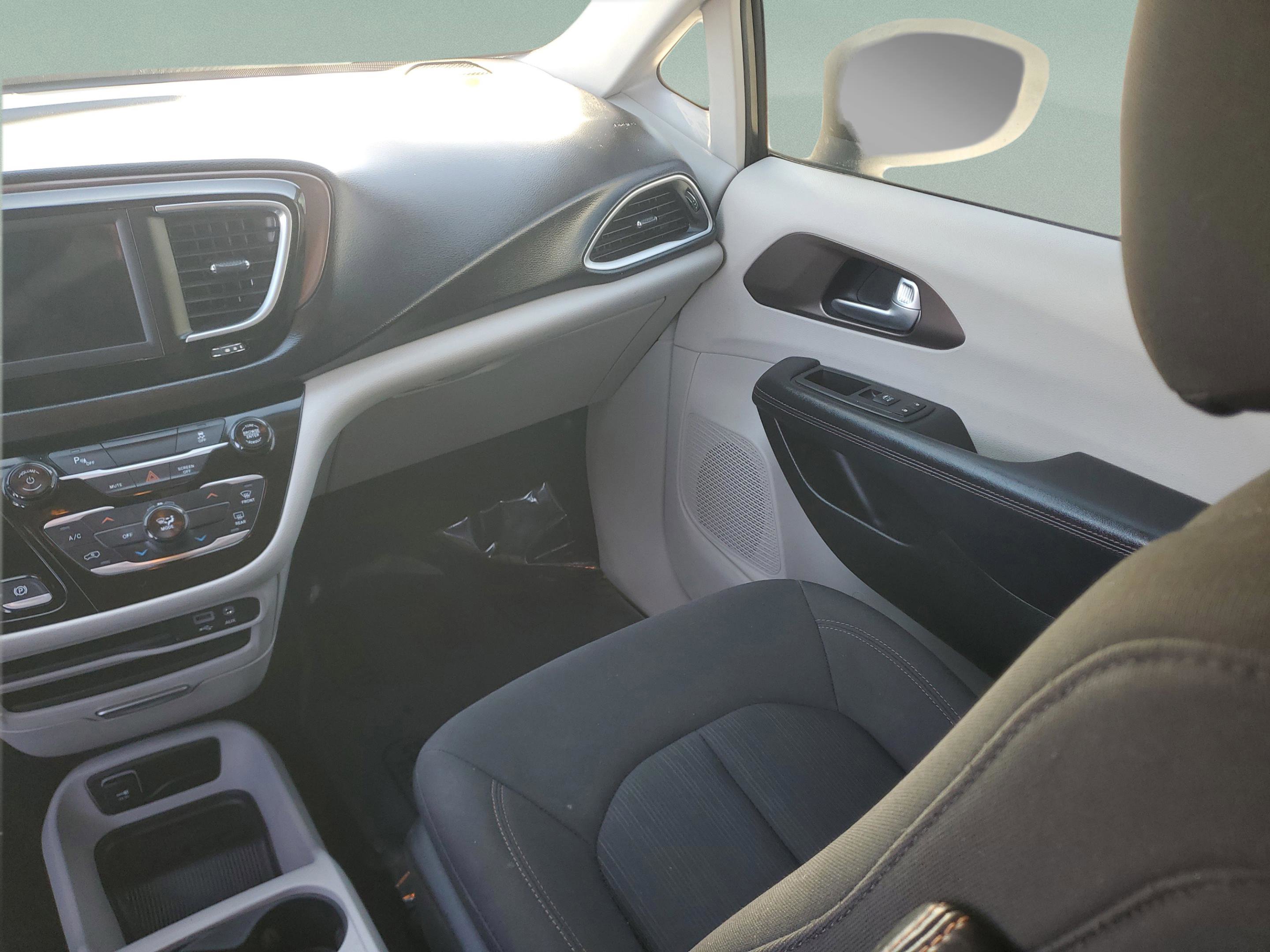 Used 2022 Volkswagen Atlas Cross Sport SE image 13