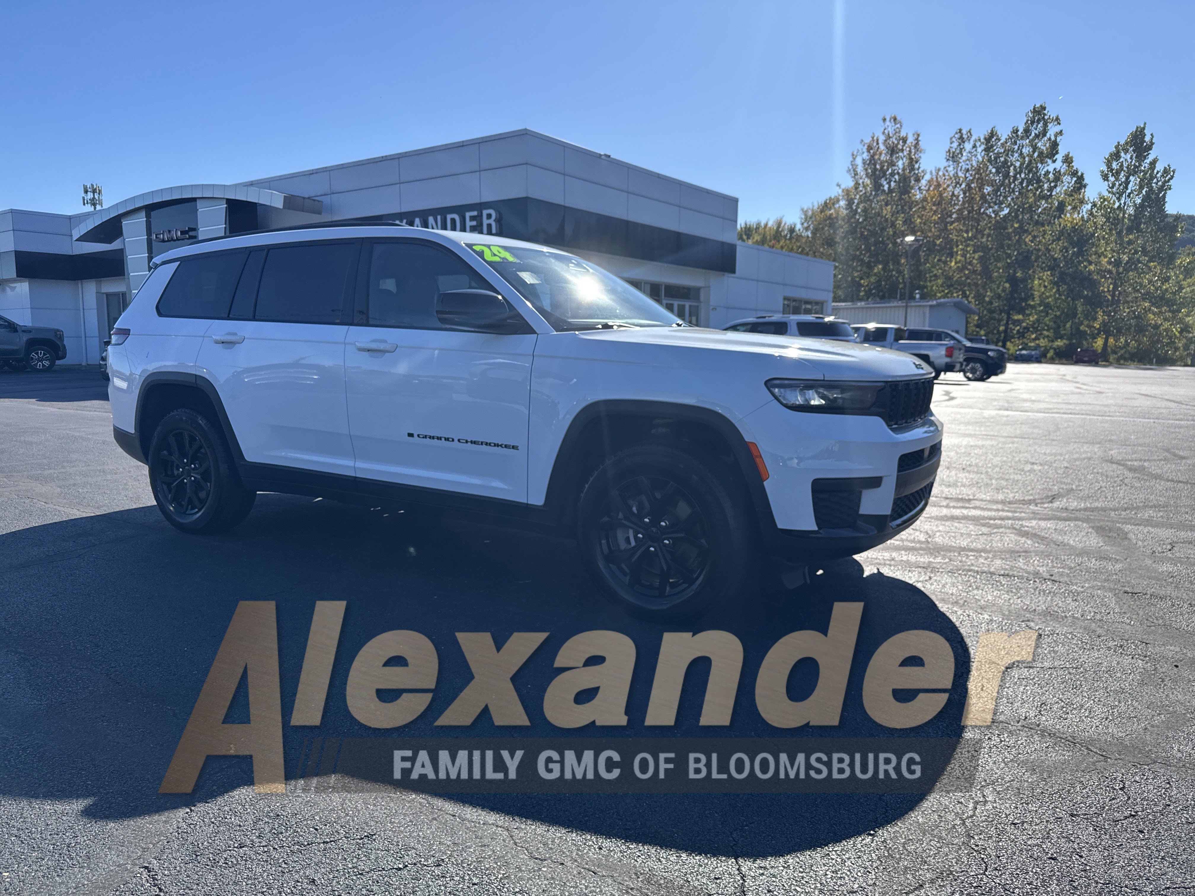 Used 2024 Jeep Grand Cherokee L Laredo image 1