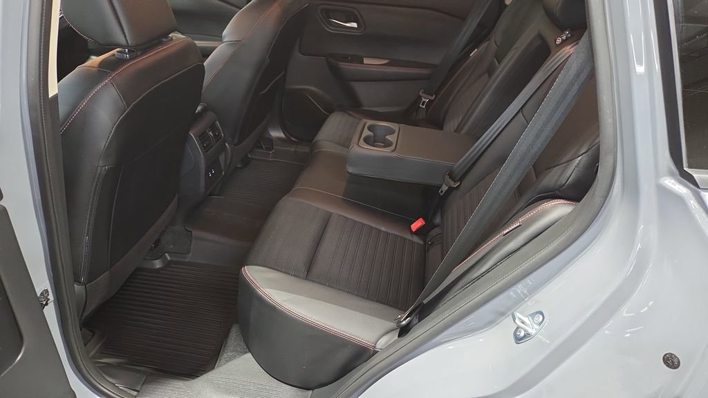 Used 2025 Nissan Rogue SV AWD/4WD image 18