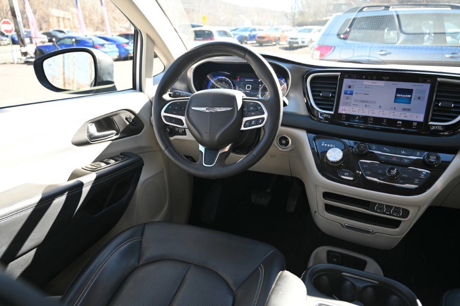 Used 2023 Chrysler Pacifica Touring-L FWD image 11