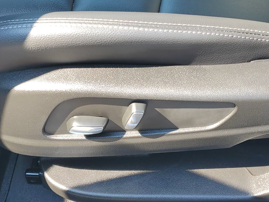Used 2025 Cadillac XT5 Luxury w/ LPO, Floor Liner Package AWD/4WD image 6
