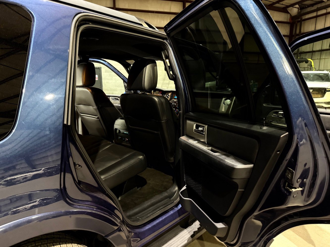 Used 2015 Ford Expedition XLT w/ Equipment Group 201A RWD image 21