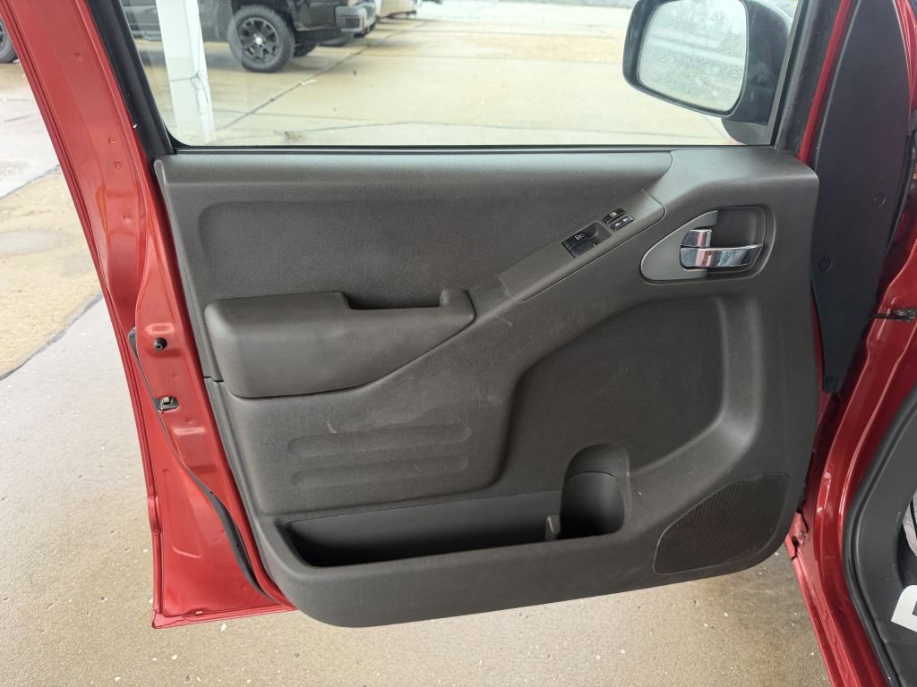 Used 2015 Nissan Frontier SV image 11