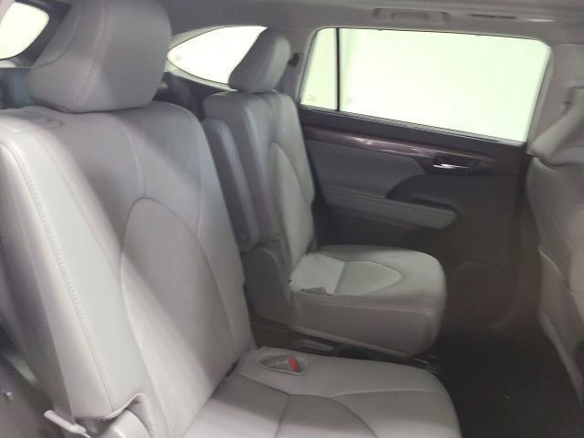 Certified 2024 Toyota Highlander Platinum FWD image 13
