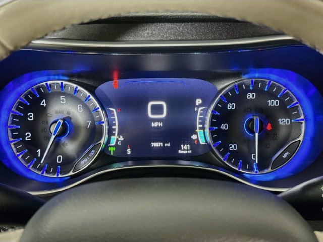 Used 2020 Chrysler Pacifica Limited w/ Tire & Wheel Group FWD image 12