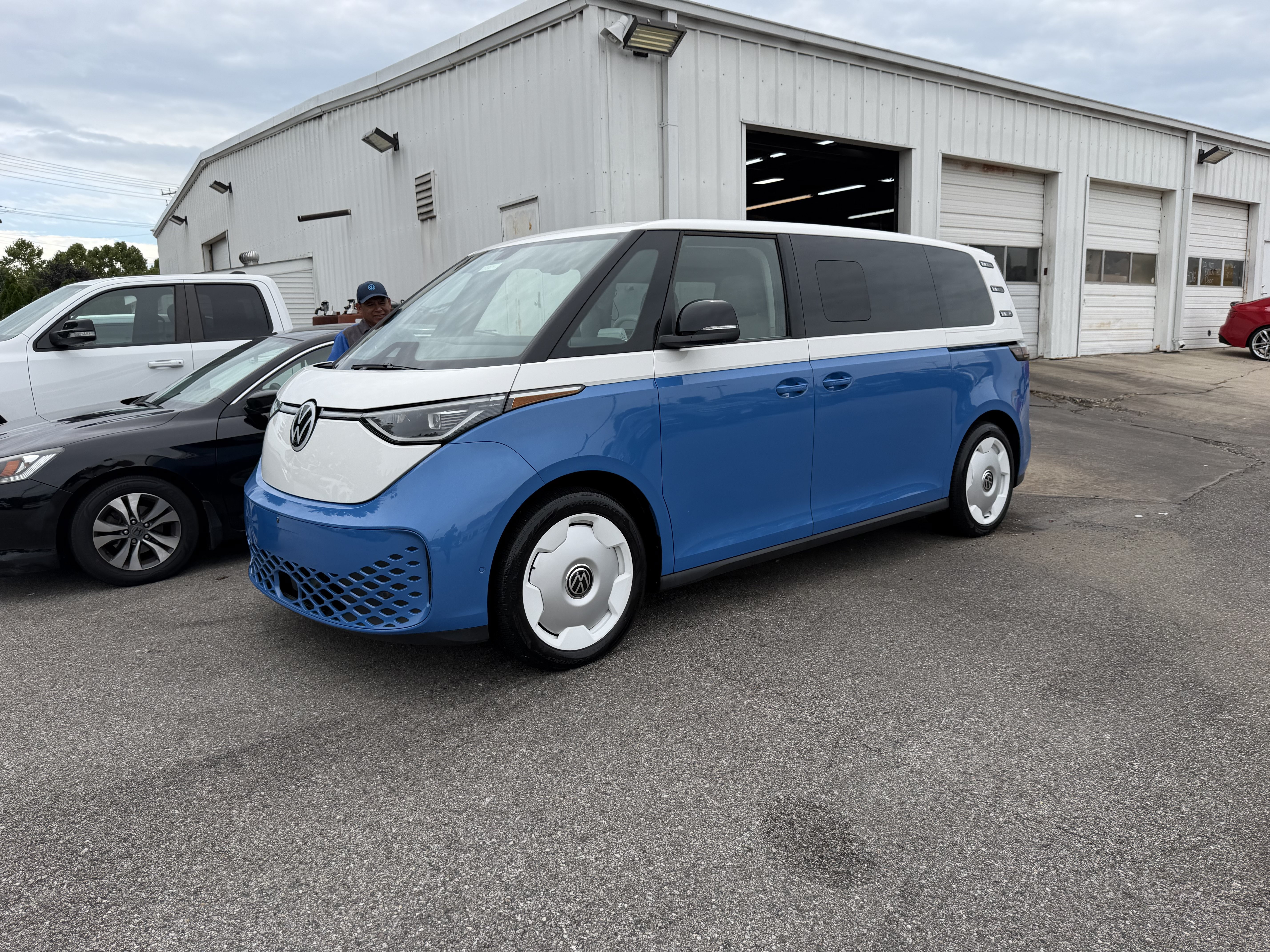Used 2025 Volkswagen ID. Buzz 1st Edition RWD image 4