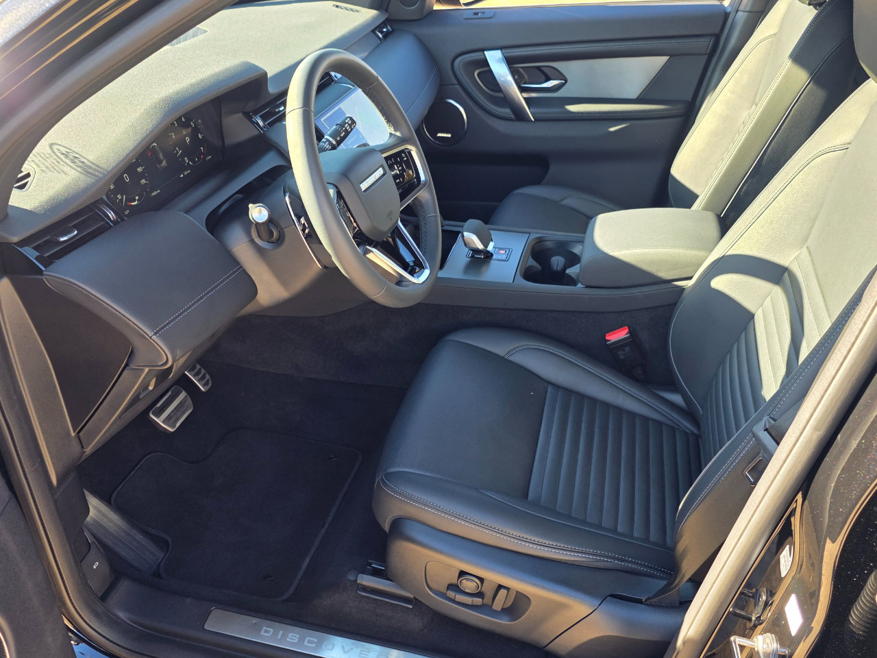 Used 2024 Land Rover Discovery Sport Dynamic SE image 9