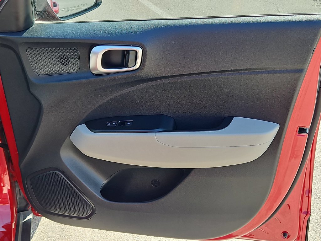 Used 2025 Hyundai Venue SEL FWD image 32