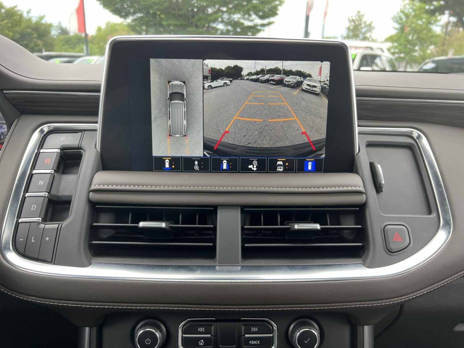 Used 2023 Chevrolet Suburban Z71 w/ Luxury Package AWD/4WD image 19