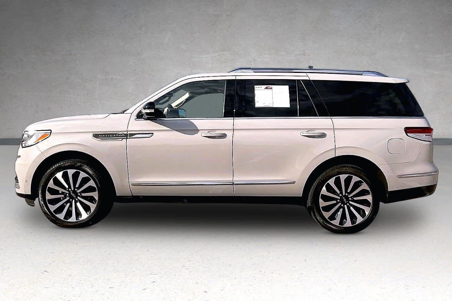 Used 2022 Lincoln Navigator Reserve AWD/4WD image 3