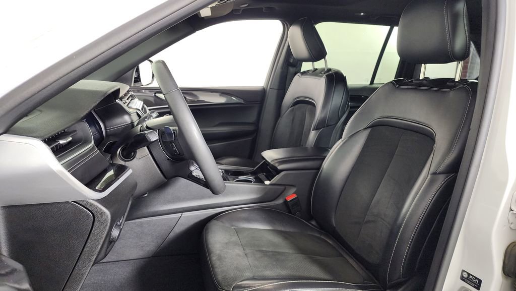 Used 2023 Jeep Grand Cherokee Altitude image 16