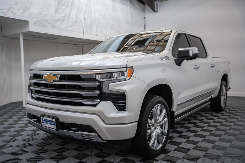 Used 2025 Chevrolet Silverado 1500 High Country AWD/4WD image 3
