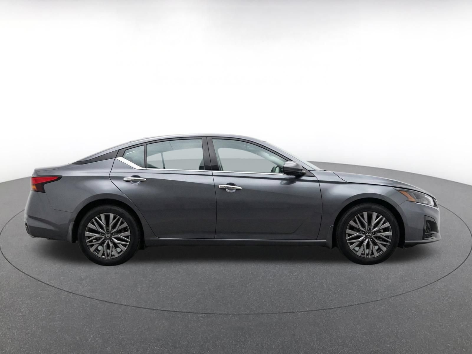 Used 2025 Nissan Altima 2.5 SV FWD image 8