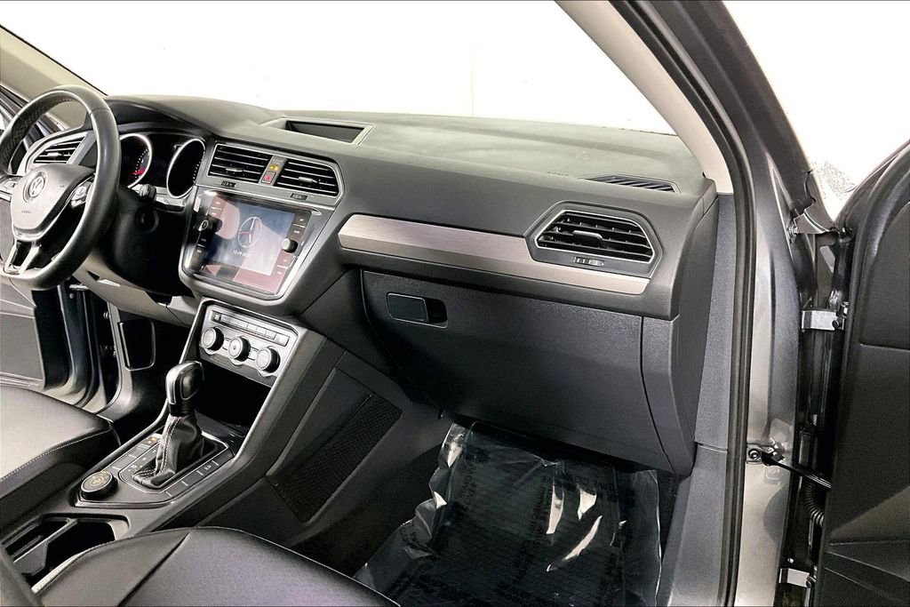 Used 2021 Volkswagen Tiguan SE w/ Panoramic Sunroof Package image 16