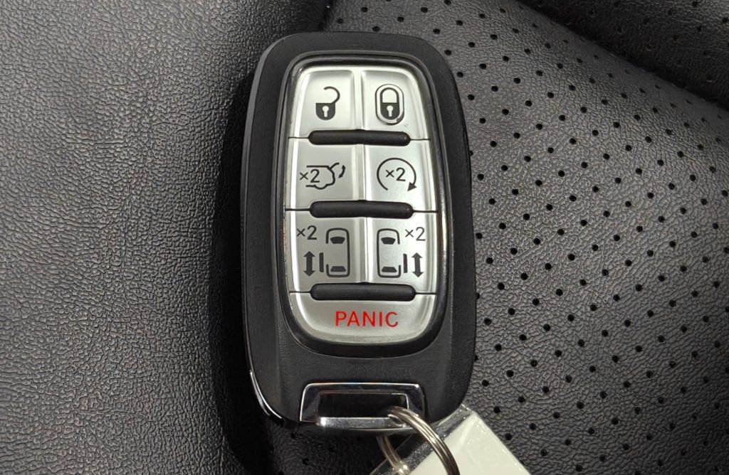 Used 2024 Chrysler Pacifica Touring-L image 11