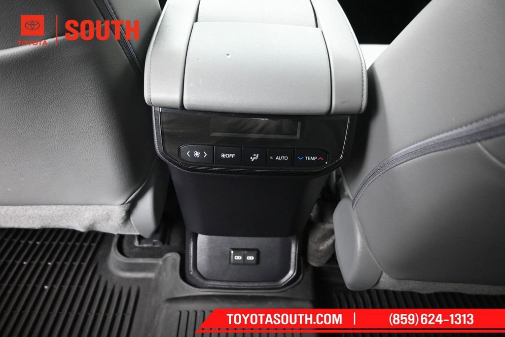 Used 2022 Toyota Highlander XLE AWD/4WD image 28
