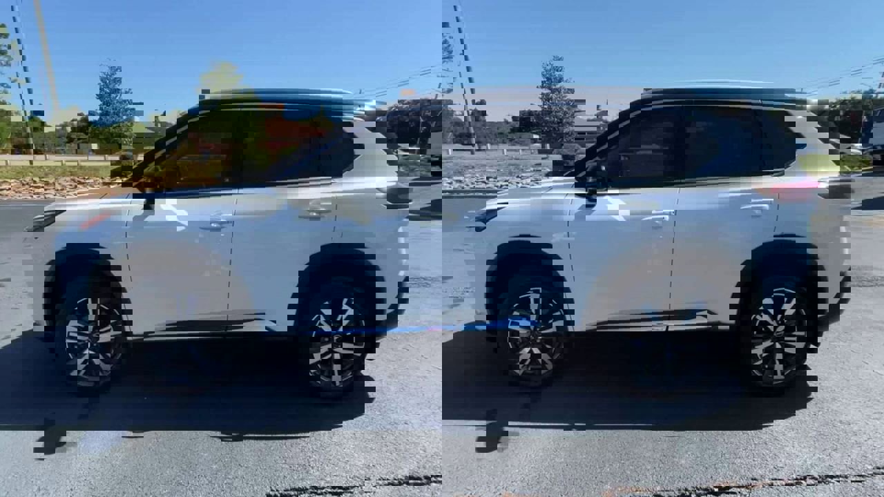 Used 2023 Nissan Rogue SL image 5