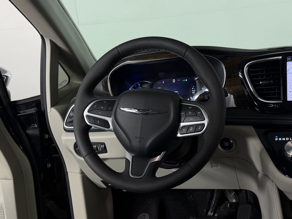 Used 2023 Chrysler Pacifica Limited image 15