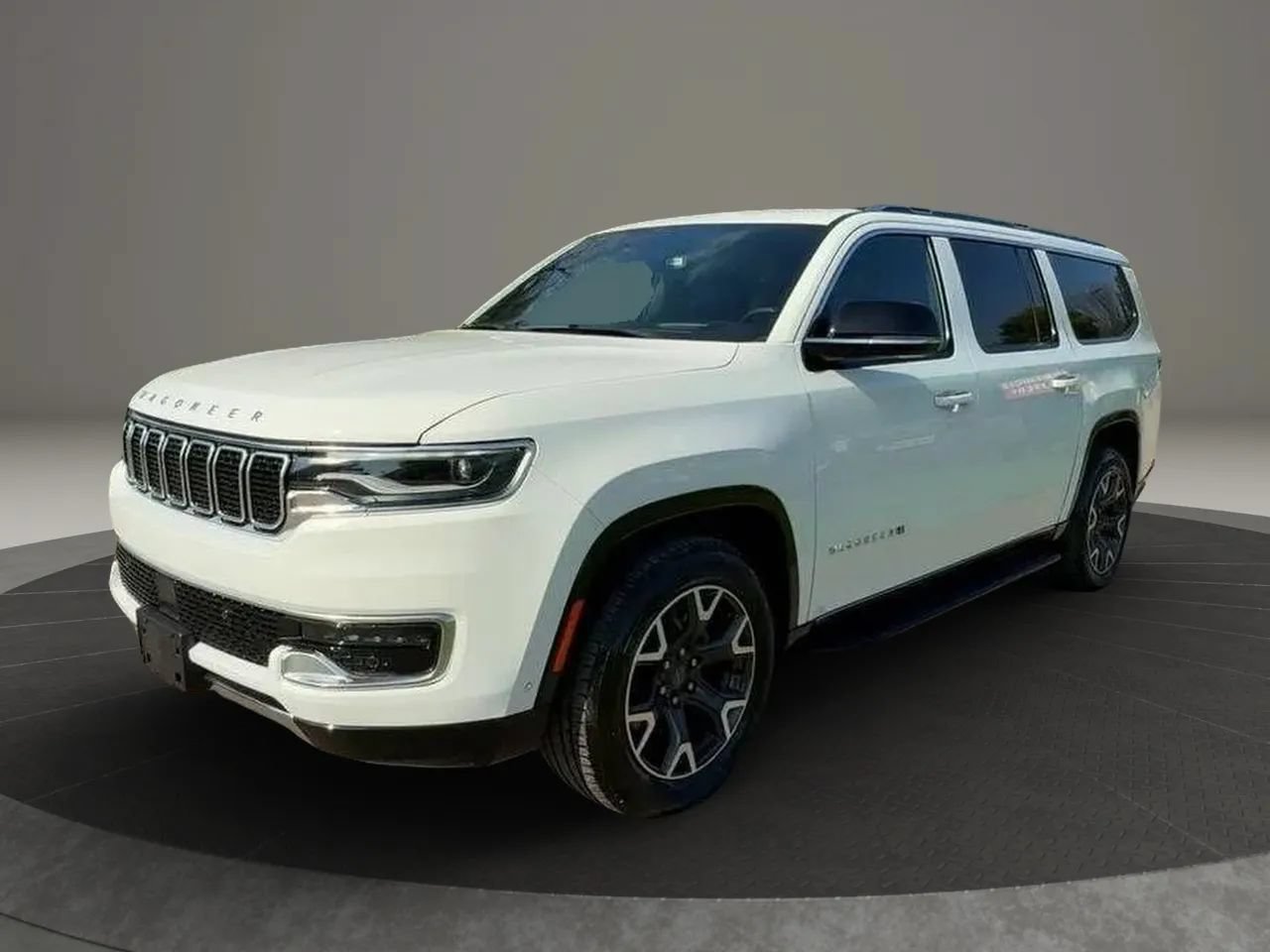 Used 2024 Jeep Wagoneer L Series III AWD/4WD image 29