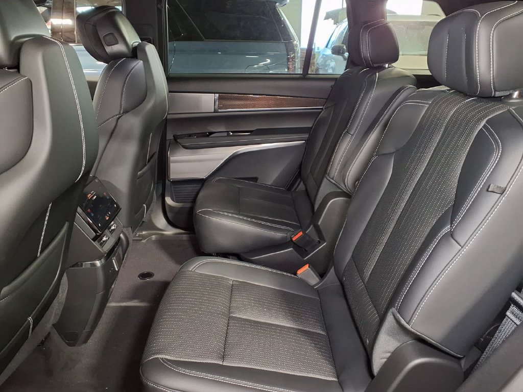 New 2027 Cadillac Vistiq Luxury AWD/4WD image 11