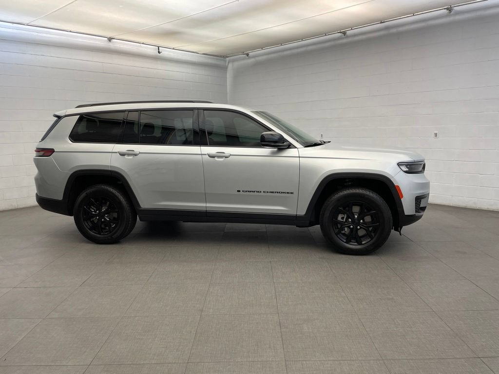New 2025 Jeep Grand Cherokee L Altitude RWD image 2