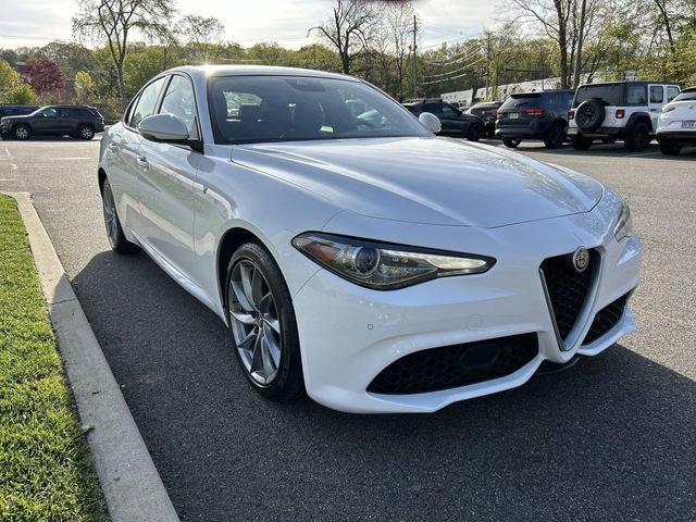 Used 2023 Alfa Romeo Giulia Ti AWD/4WD image 2