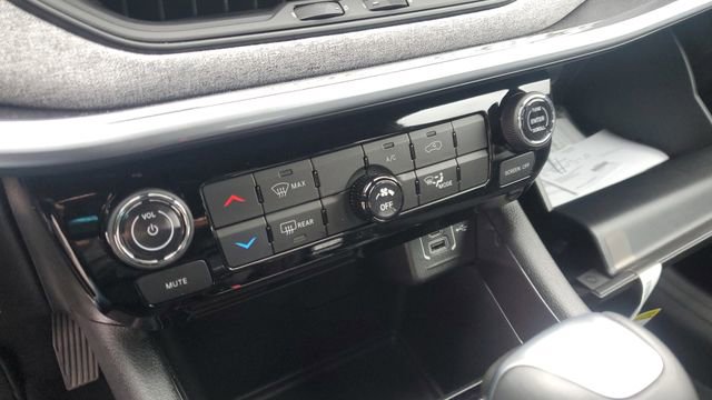 Certified 2024 Jeep Compass Latitude image 17