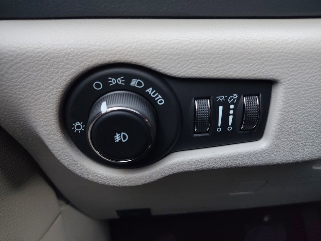 Used 2023 Chrysler Pacifica Touring-L image 11