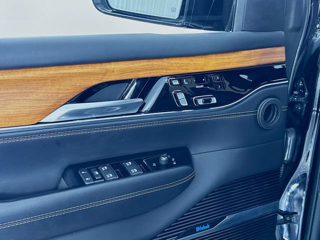 Used 2023 Jeep Grand Wagoneer L Series III w/ Rear Seat Video Group 1 AWD/4WD image 18