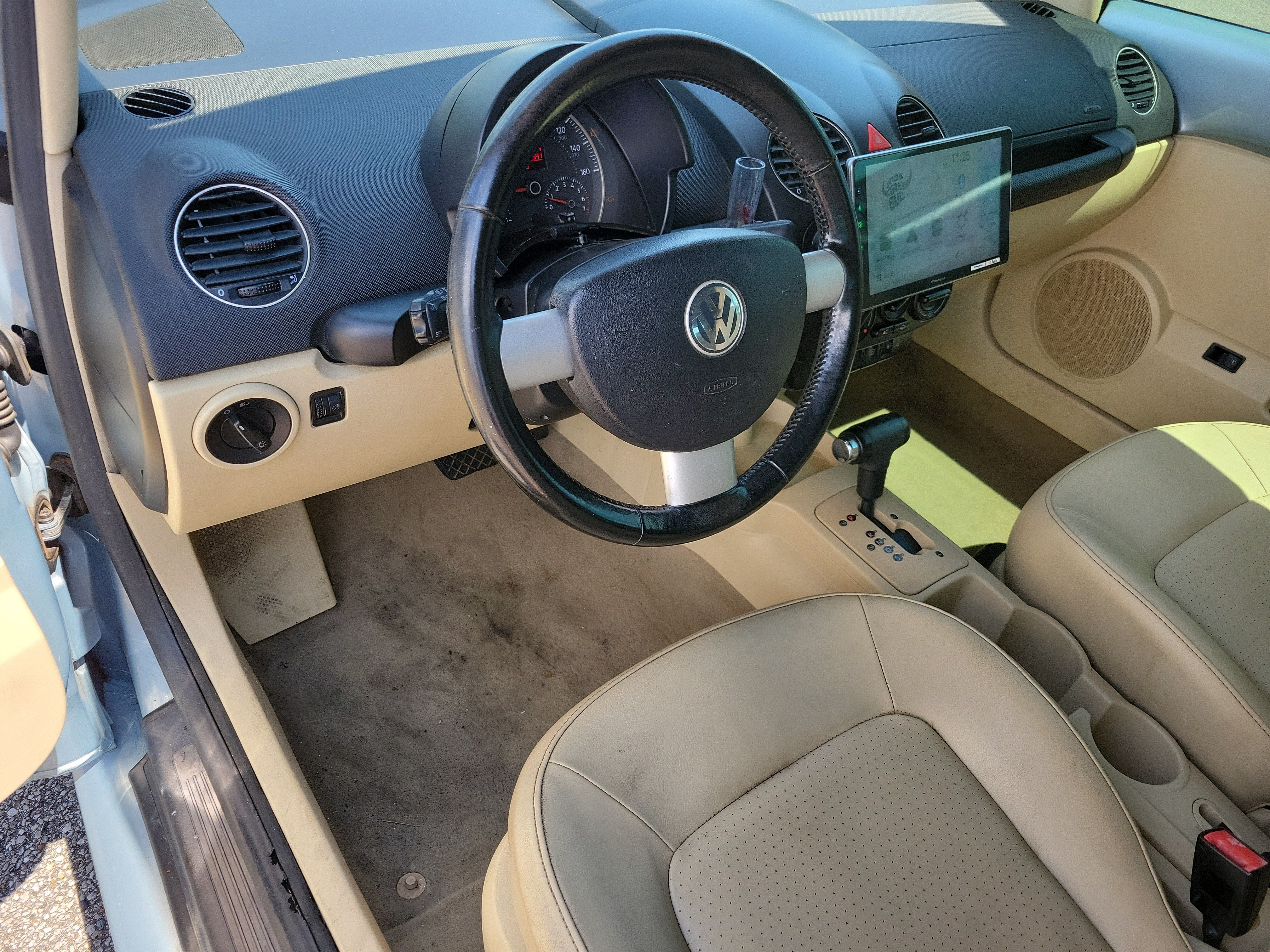 Used 2010 Volkswagen Beetle Convertible FWD image 3