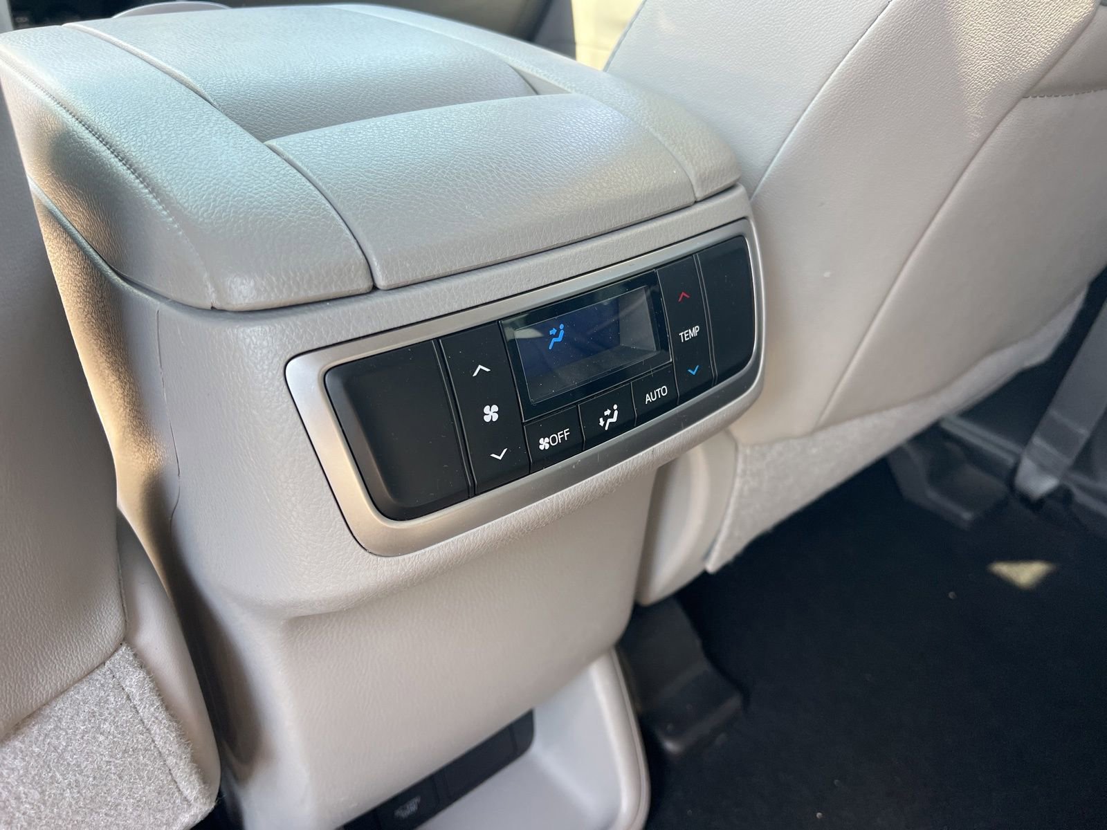 Used 2019 Toyota Highlander XLE FWD image 32