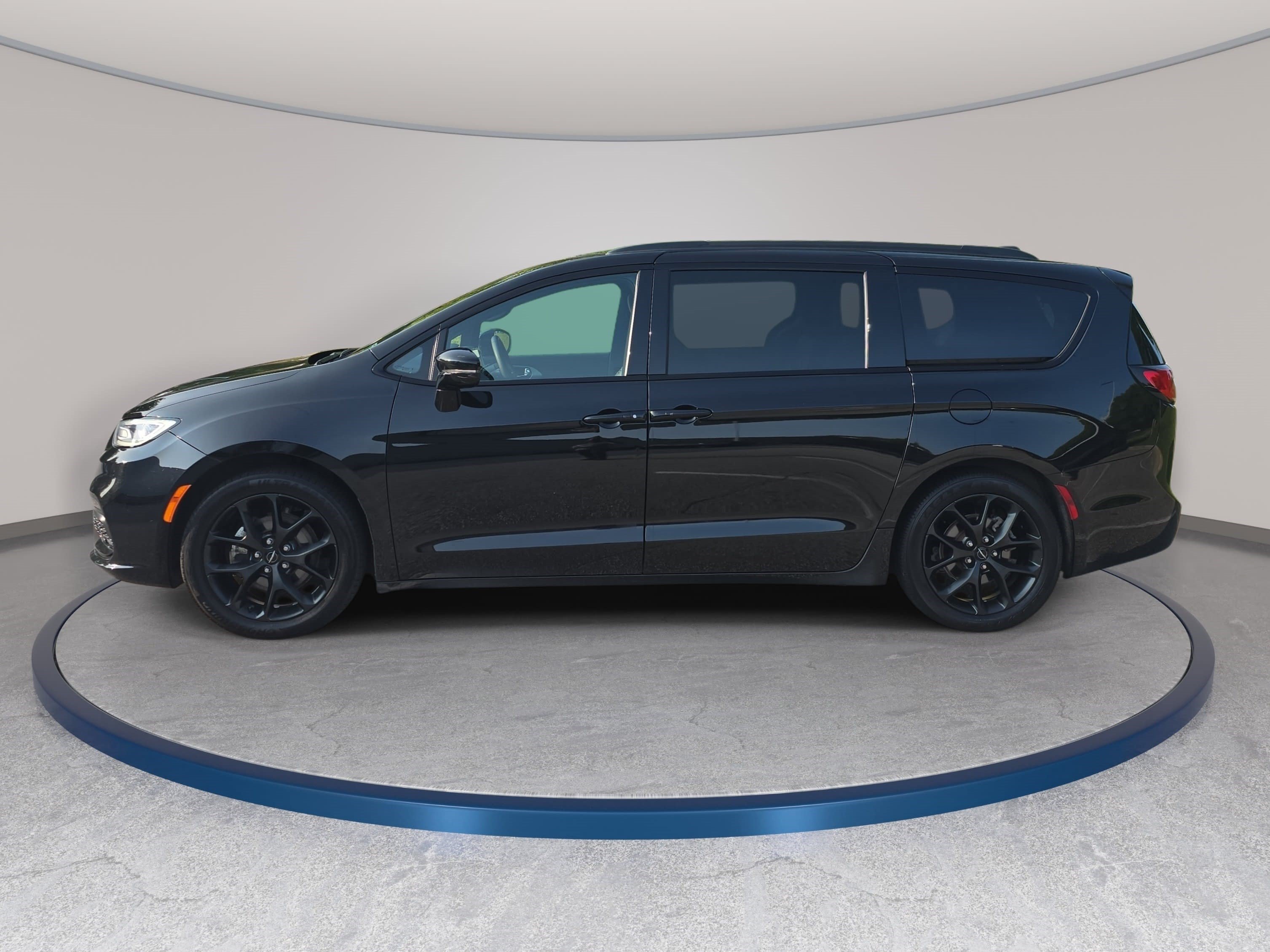 Used 2025 Chrysler Pacifica Limited FWD image 5