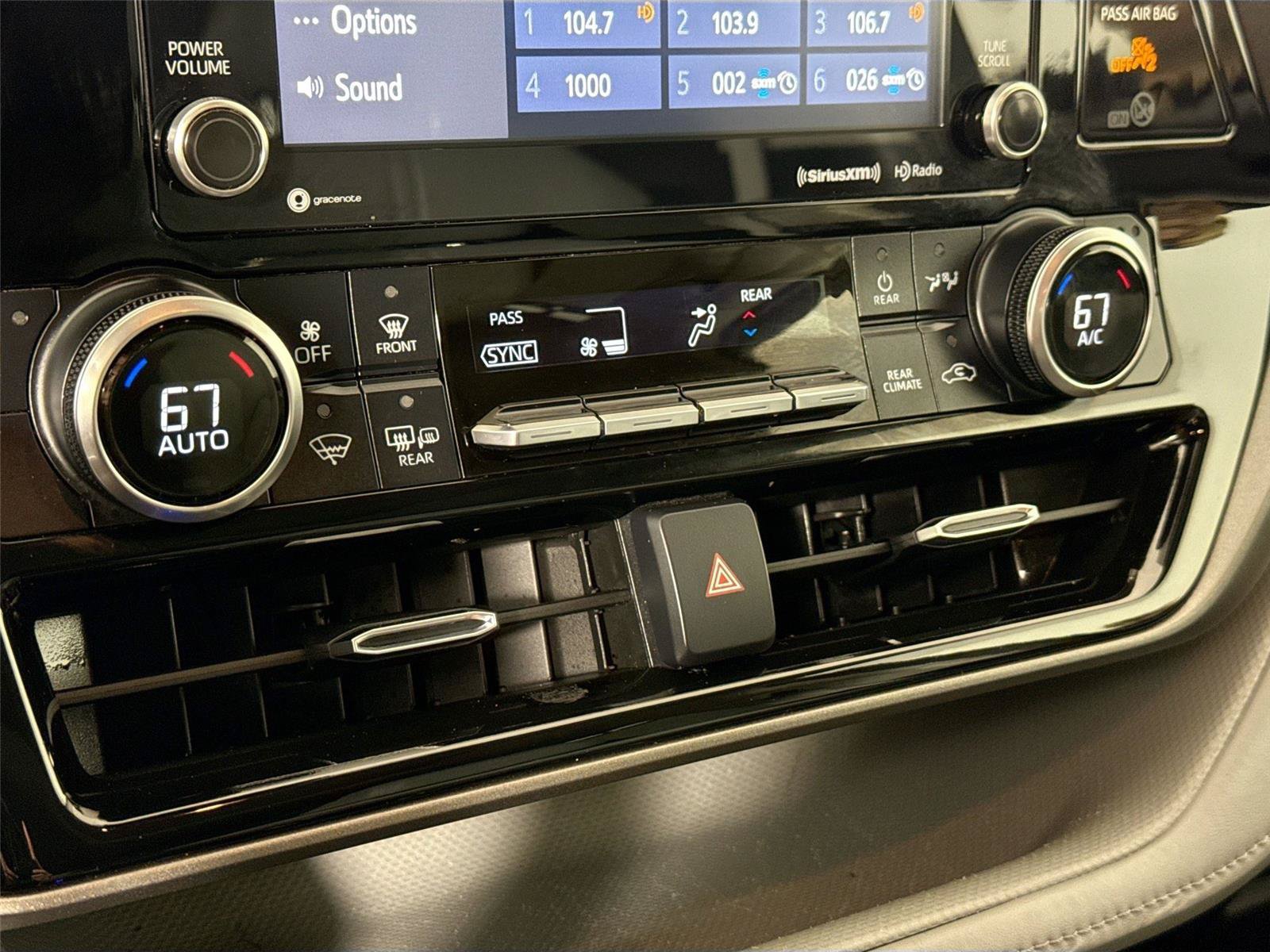 Used 2022 Toyota Highlander XLE FWD image 22