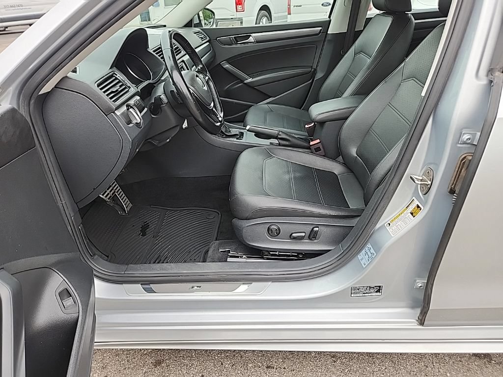Used 2018 Volkswagen Passat 2.0T R-Line FWD image 25