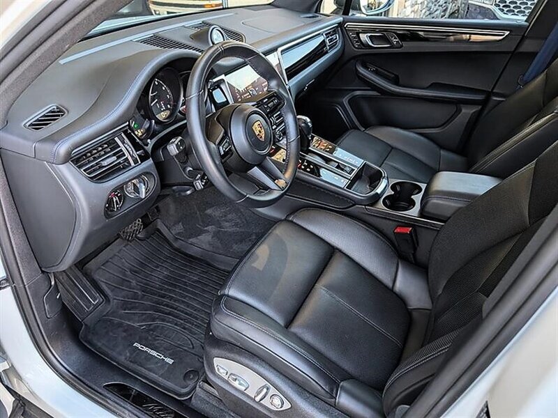 Used 2023 Porsche Macan Turbo AWD/4WD image 2