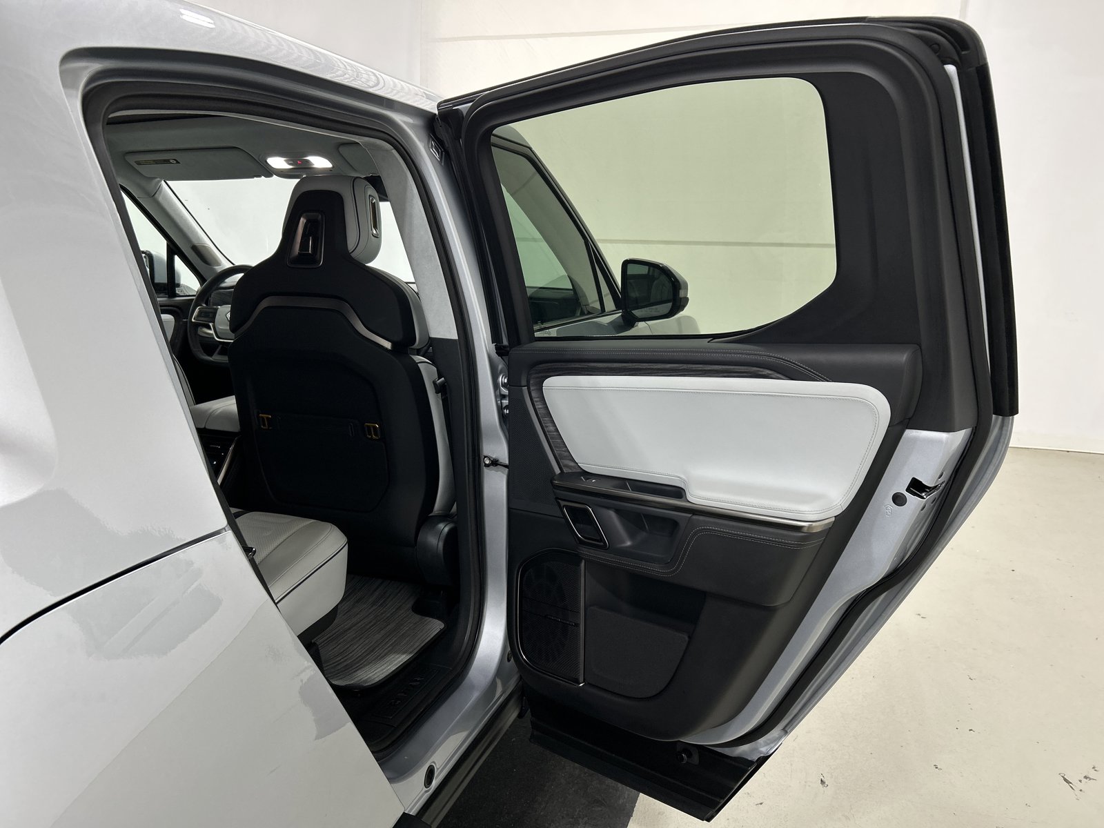 Used 2023 Rivian R1T Adventure AWD/4WD image 19