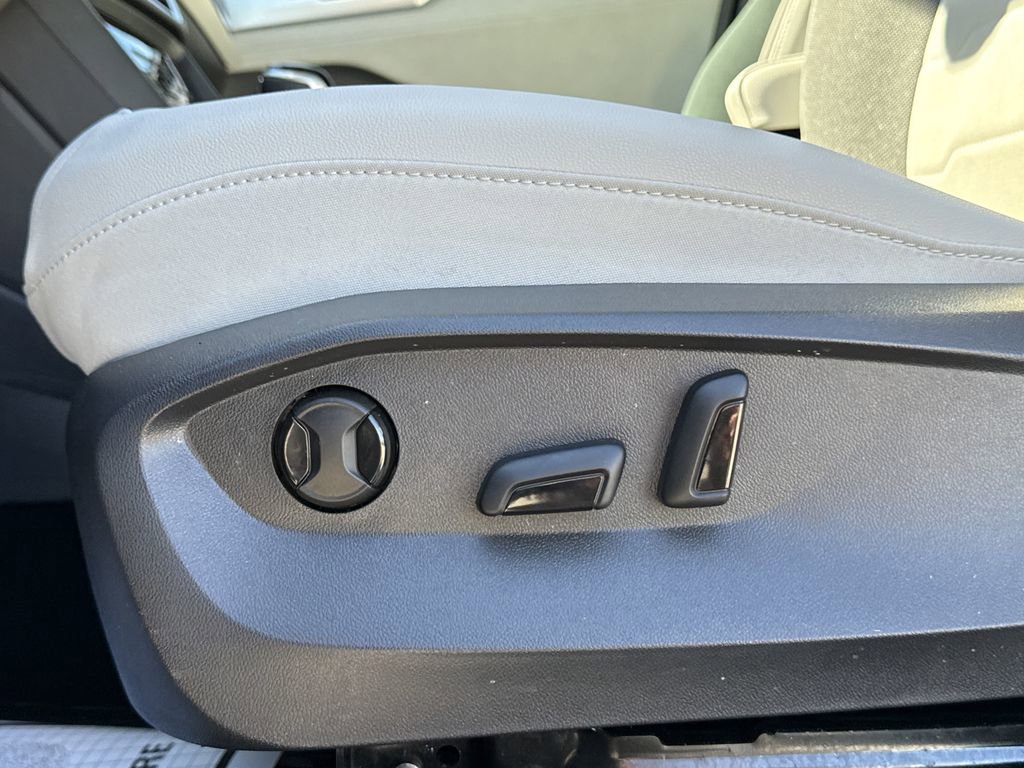Used 2025 Volkswagen Taos SE image 30