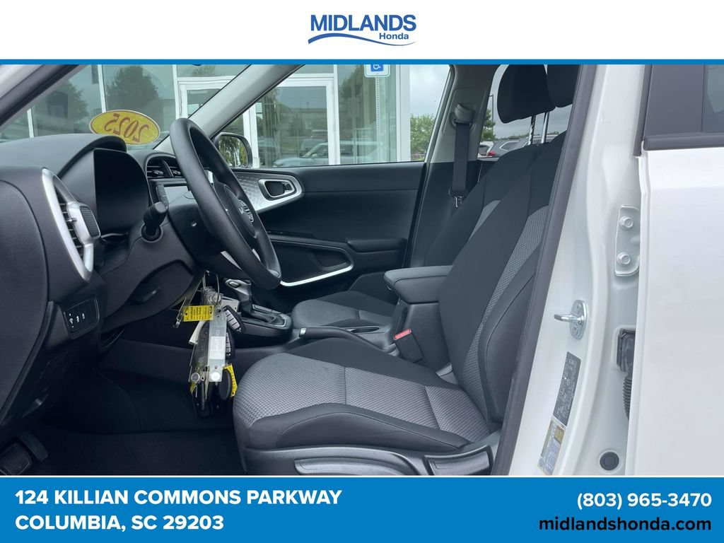 Used 2025 Kia Soul LX w/ LX Technology Package FWD image 11
