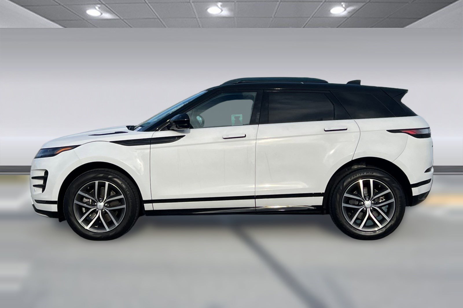 Used 2024 Land Rover Range Rover Evoque Dynamic SE image 2