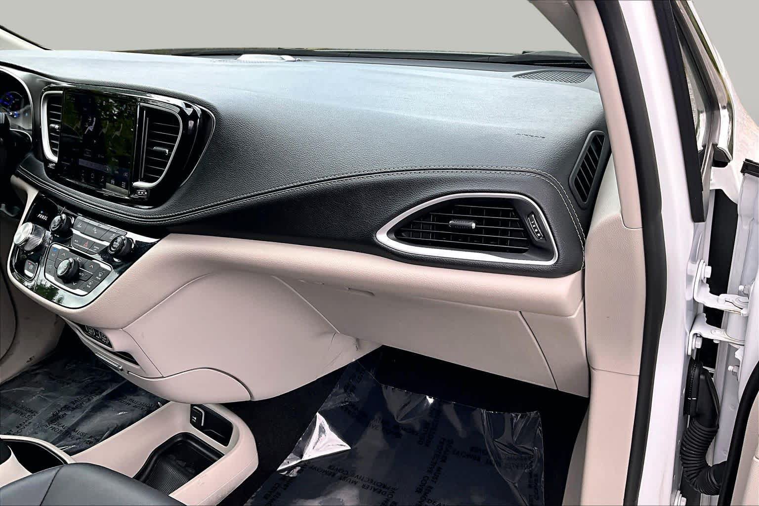 Used 2024 Chrysler Pacifica Limited FWD image 19