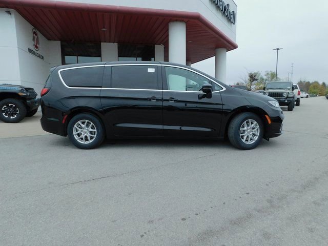 Used 2025 Chrysler Pacifica Select w/ Uconnect Theater Family Group image 10