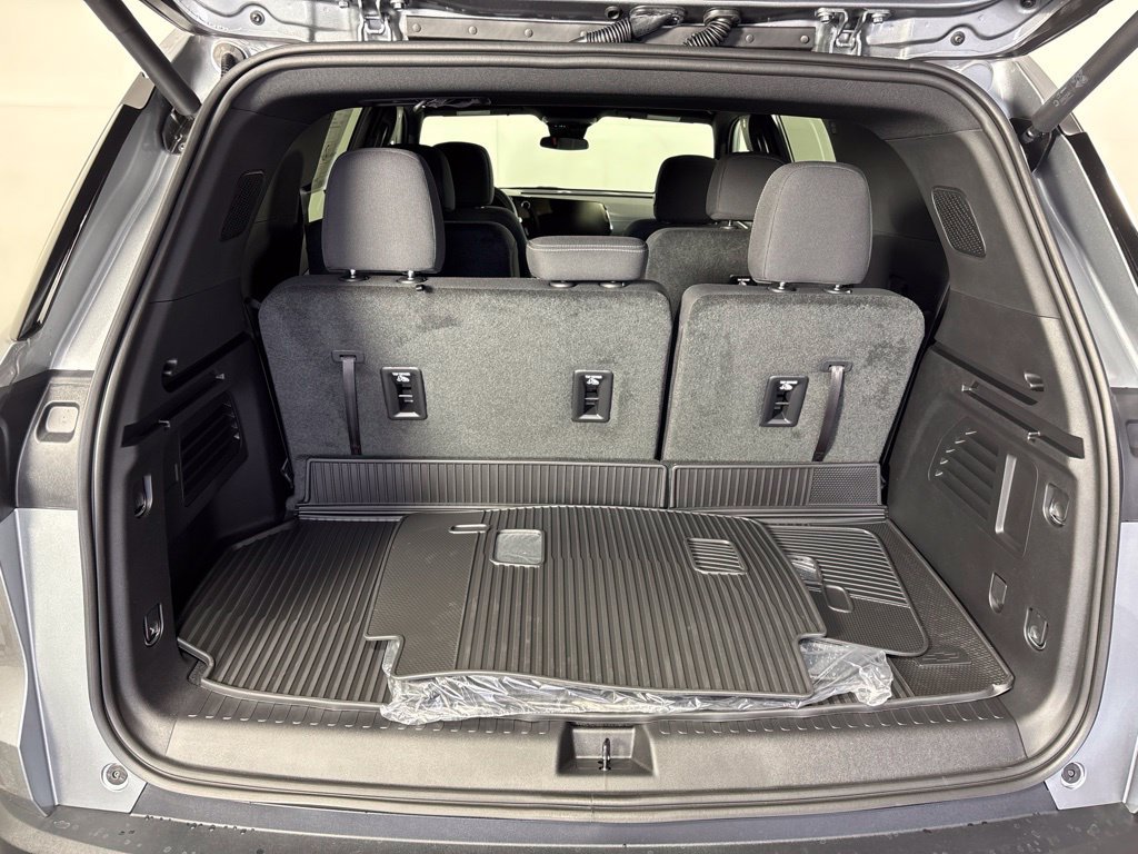 New 2027 Chevrolet Traverse LT w/ LPO, Floor Liner Package FWD image 24
