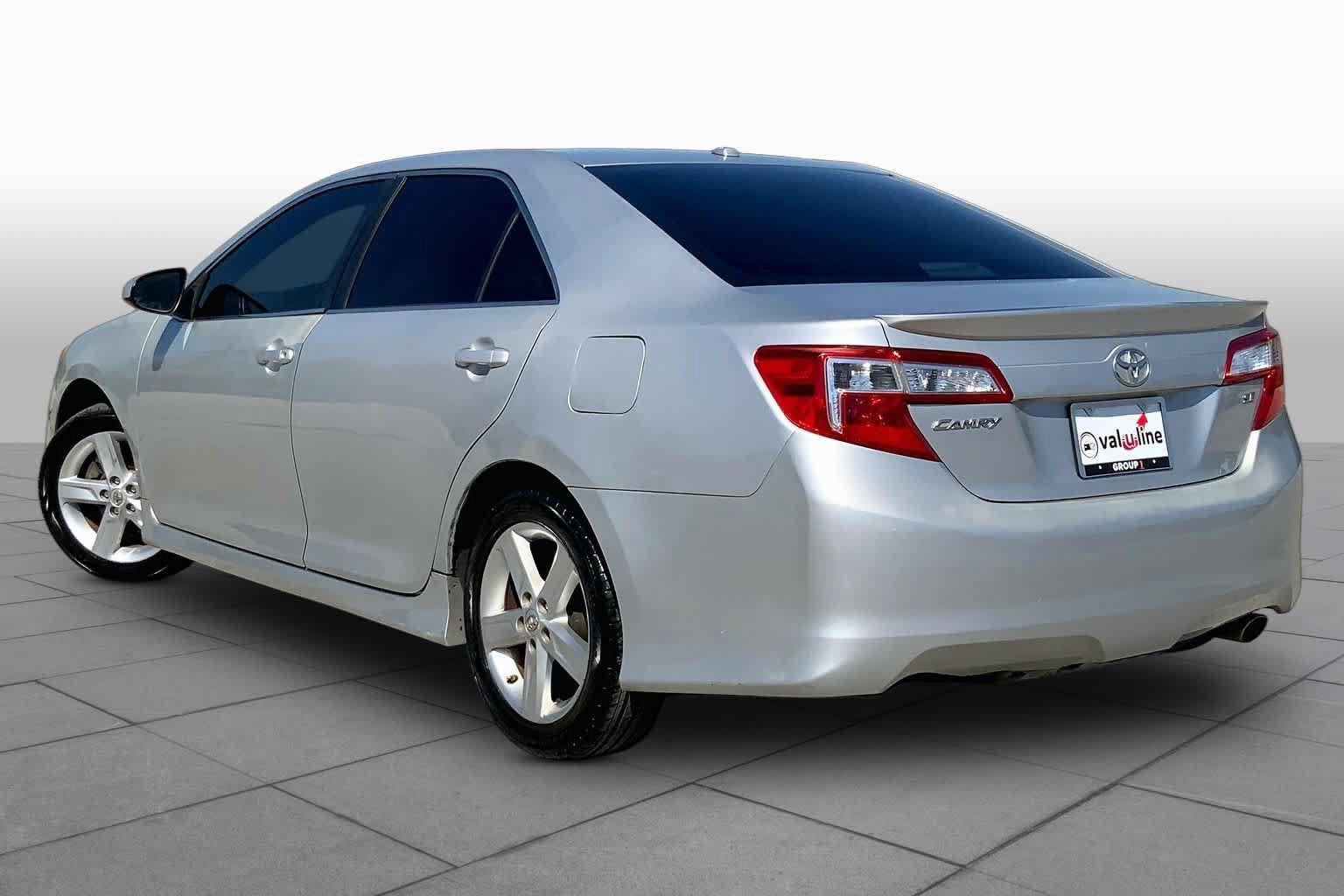 Used 2013 Toyota Camry SE FWD image 12