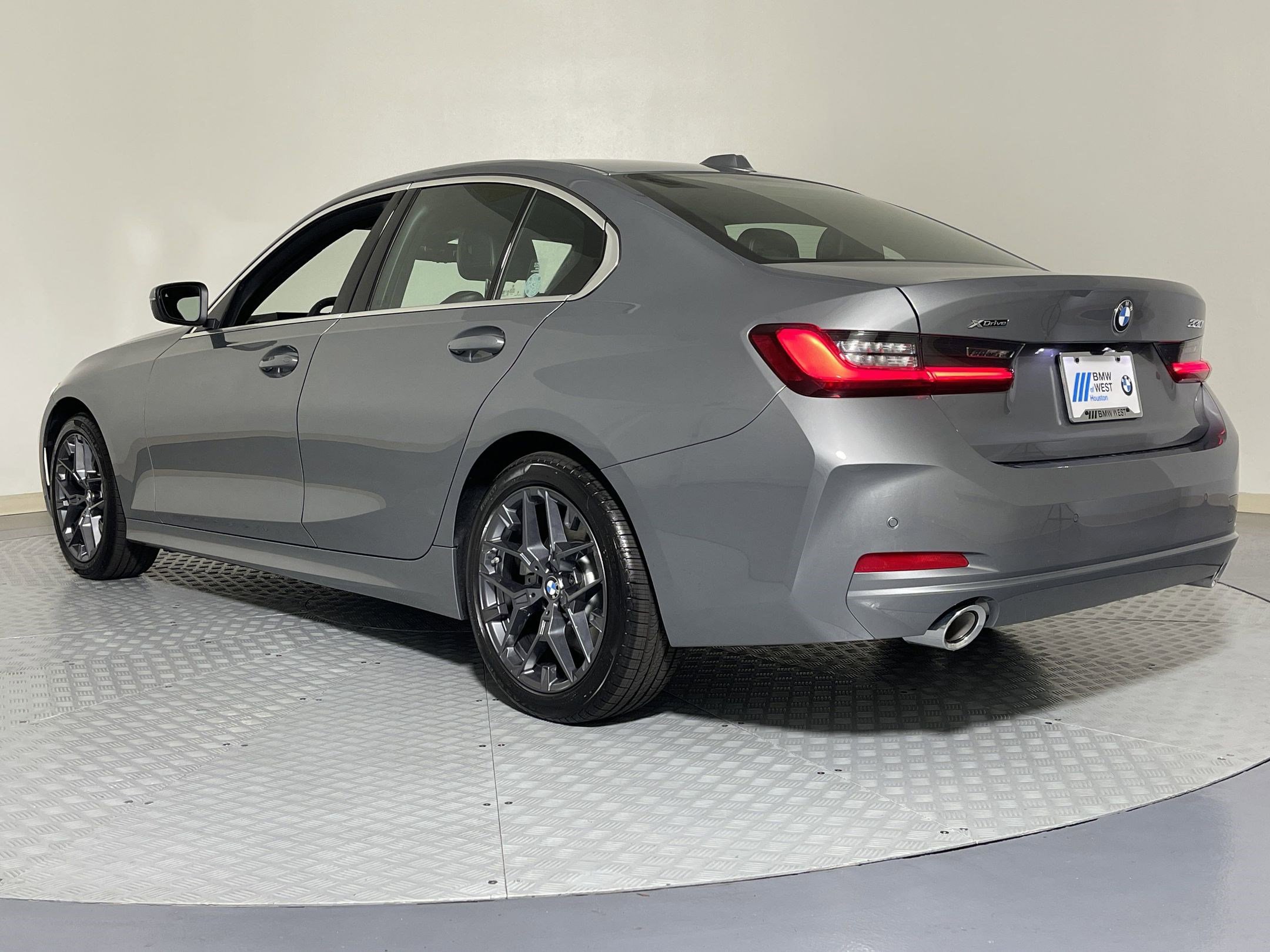 Used 2025 BMW 330i xDrive Sedan w/ Convenience Package AWD/4WD image 3