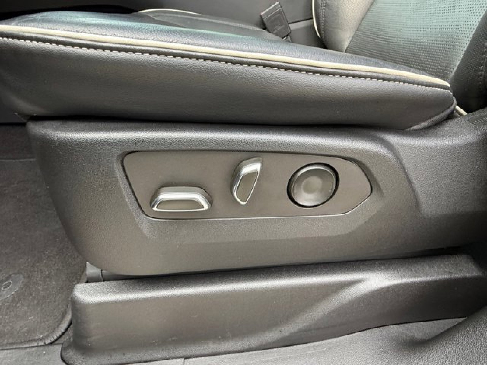 Used 2022 Cadillac Escalade ESV Premium Luxury w/ Performance Package image 11