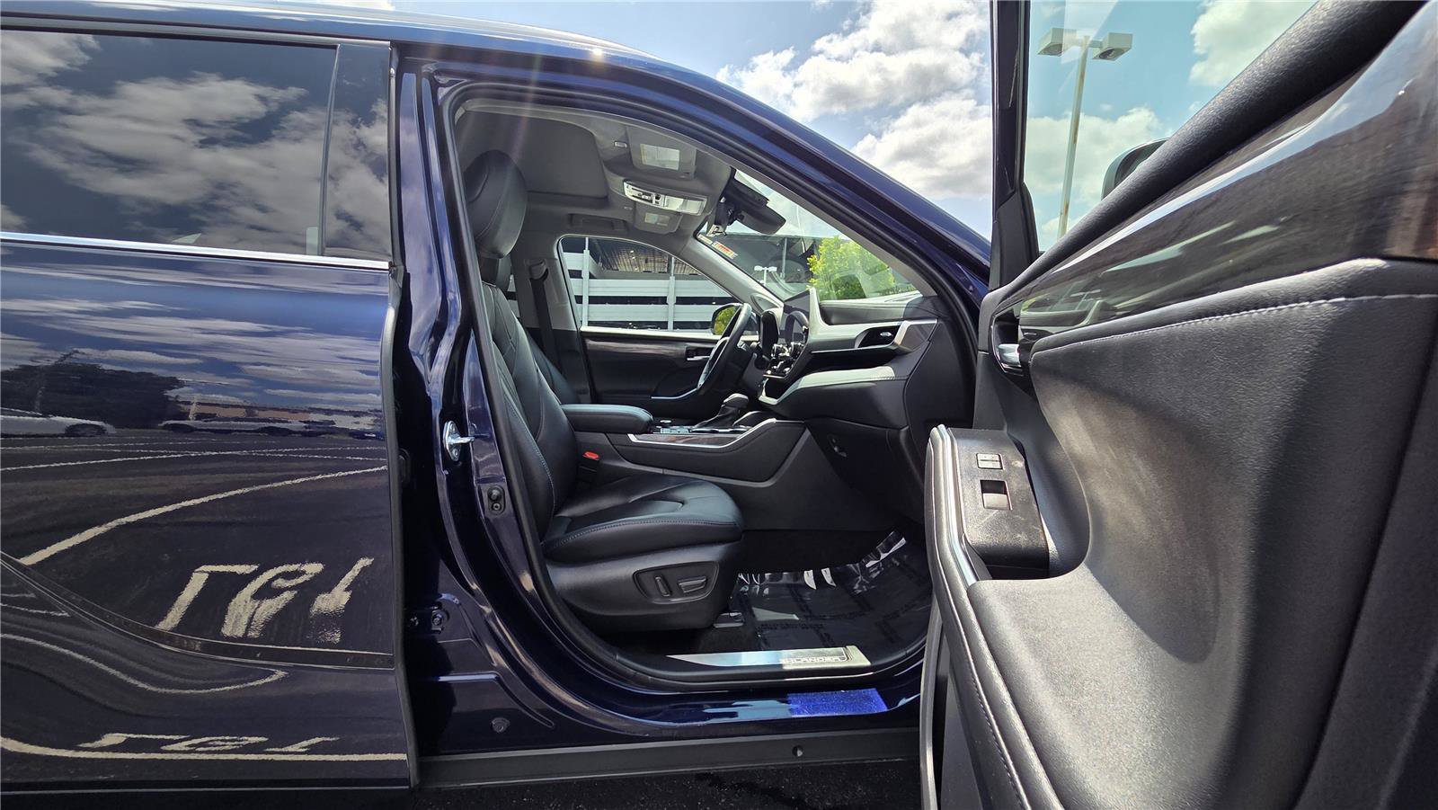 Used 2023 Toyota Highlander Platinum AWD/4WD image 34
