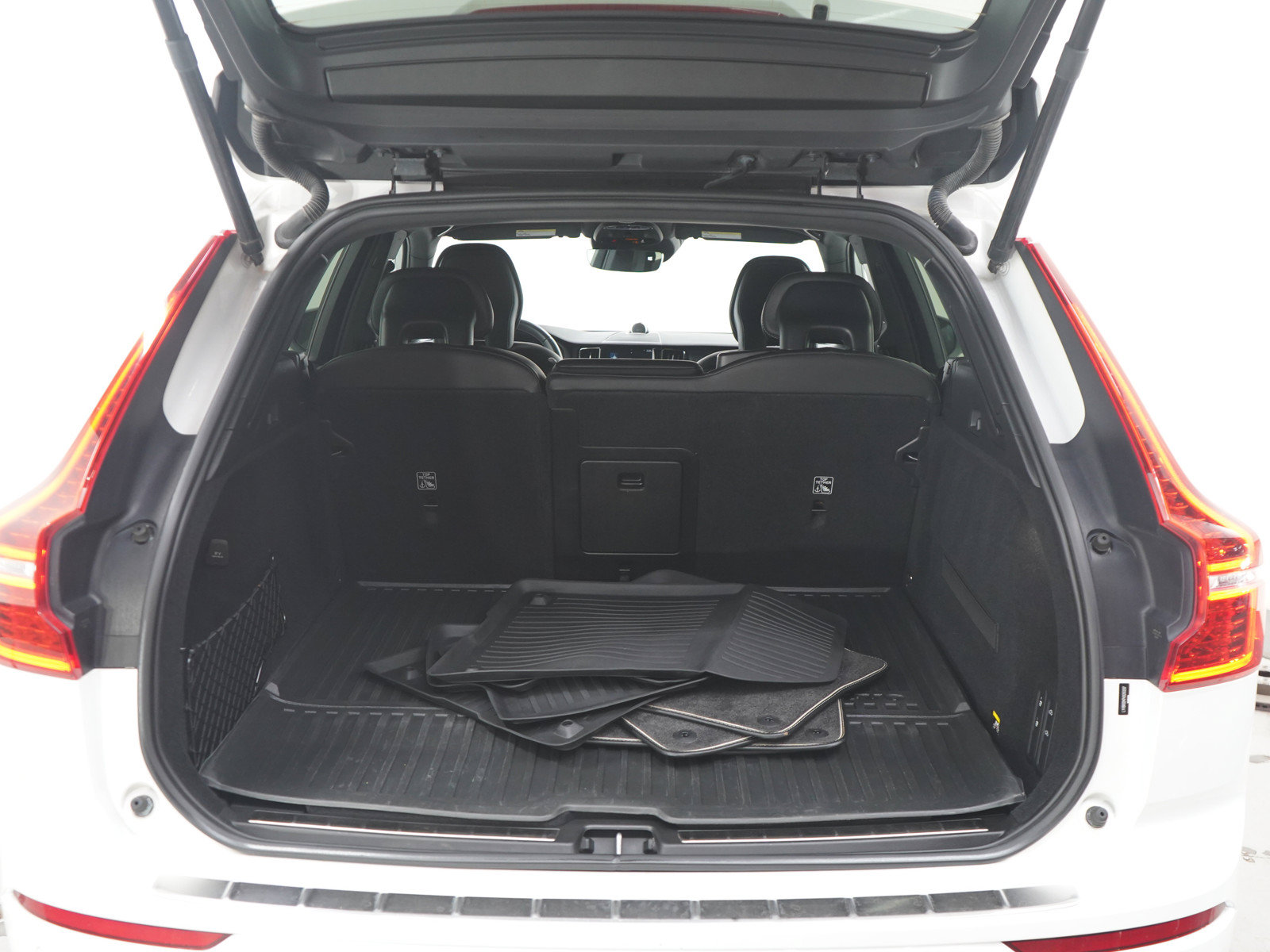 Used 2019 Volvo XC60 T8 R-Design w/ Advanced Package AWD/4WD image 16